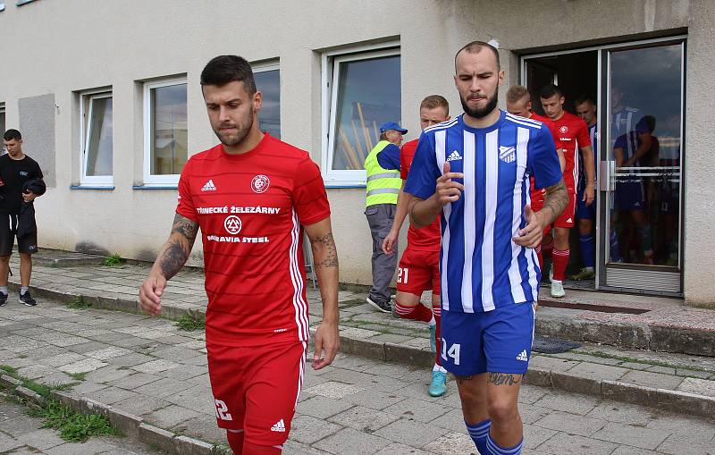 Fotbalisté Kvítkovic (modro-bílé dresy) v Mol Cupu prohráli s Třincem 1:5.