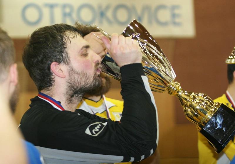 Sáloví fotbalisté SMR Plus Zlín (ve žlutém) ve finále Final Four v Otrokovicích v neděli porazili Poličku až po penaltovém rozstřelu (5:5 po základní hrací době a prodloužení, na prn 4:3) a radovali se z historicky premiérového titulu.