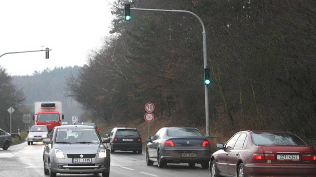 NA ZELENOU. Semafory u kosteleckého mostu už fungují.