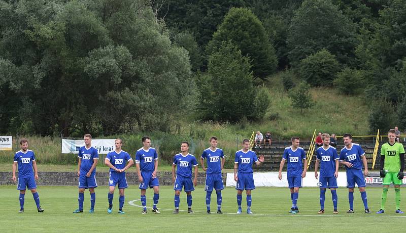 Fotbalisté Slavičína (v modrých dresech) na úvod přípravy zvítězili na Vršavě se Zlínem B 2:1