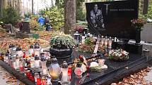 Mezi osobnostmi, které jsou pochovány na zlínském Lesním hřbitově je i hokejista Karel Rachůnek.