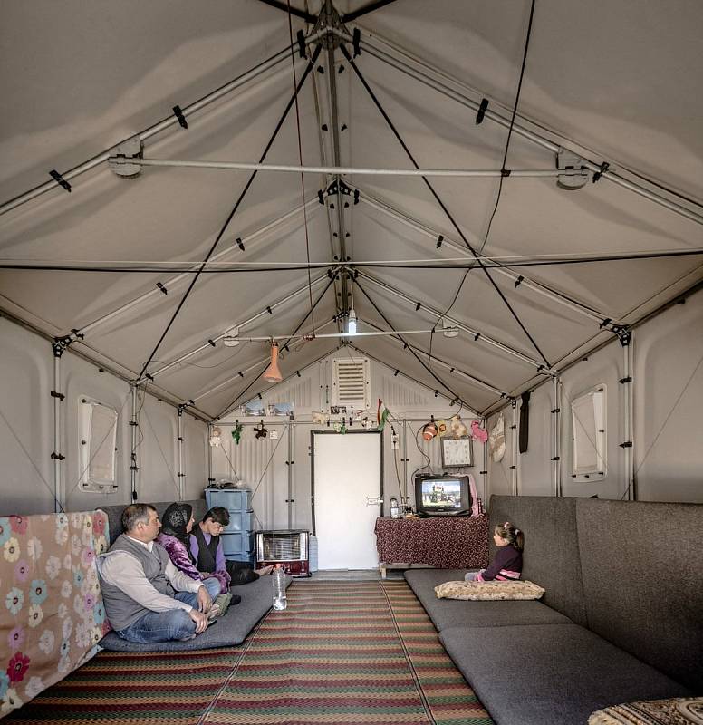 „Domek“ má plochu cca 17,5 m² a poskytuje ubytování pro 4 až 6 osob. Tým o 4 lidech jej dokáže postavit za 5 hodin.