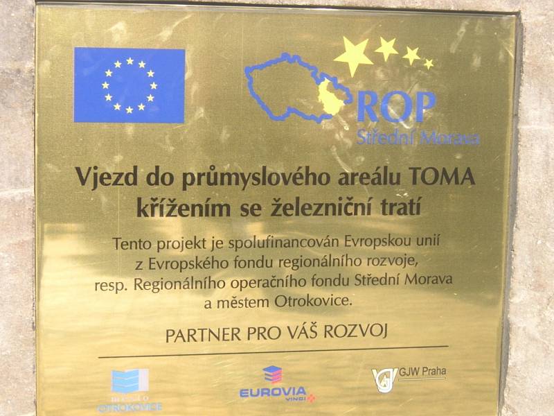 Ve středu 23. dubna 2014 poklepáním základního kamene na náměstí v Otrokovicích slavnostně zahájili stavbu nového vjezdu do průmyslového areálu Toma. Přijel také kouzelník Šeklin.