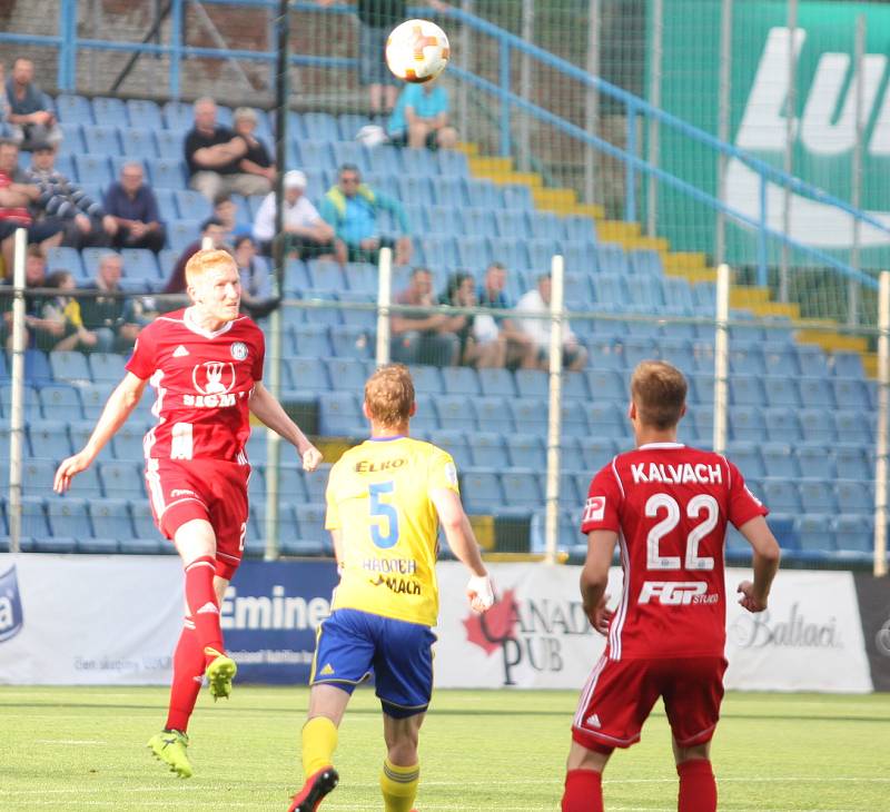 Fotbalisté Fastavu Zlín (ve žlutém) ve 27. kole nejvyšší soutěže nestačili na olomouckou Sigmu.