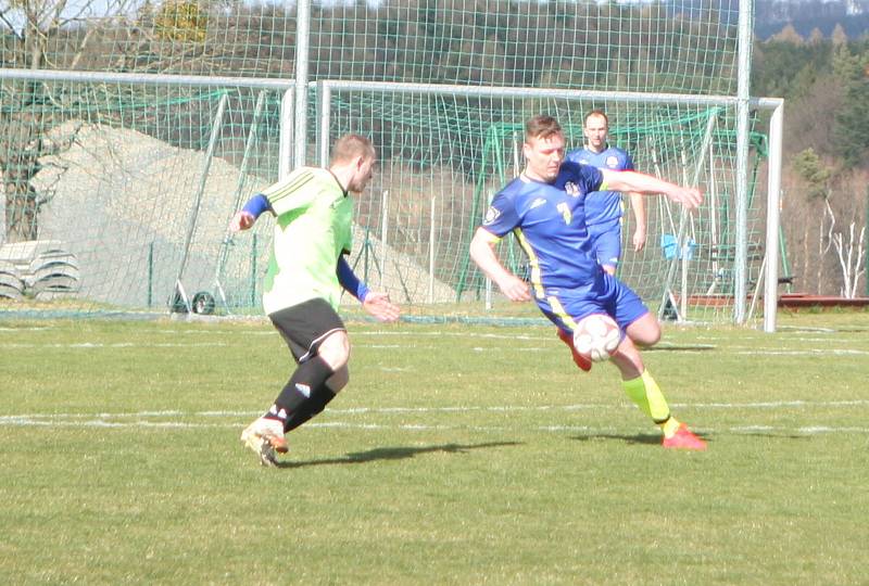 Fotbalisté Lhoty (v modrém) o víkendovém 16. kole I. B třídy skupiny B doma porazili Slavkov 6:2.