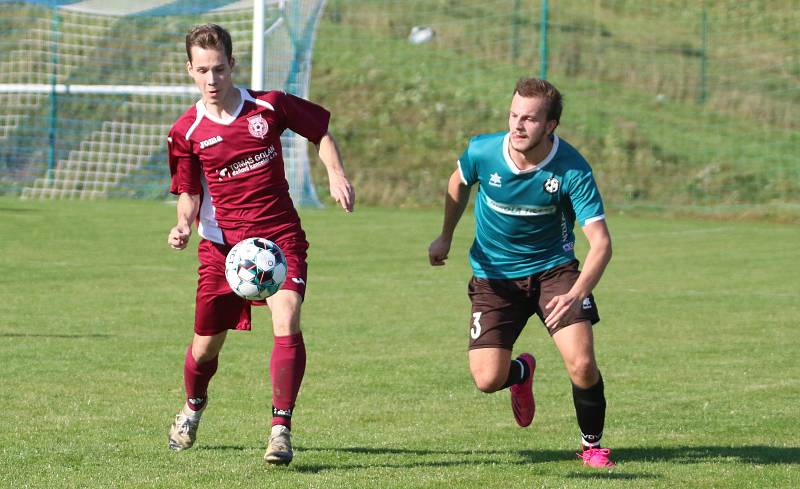 Fotbalisté Březnice doma porazili Louky (červené dresy) 2:0.