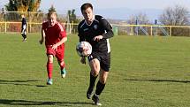 Fotbalisté Mladcové (červené dresy) v šlágru víkendu I.B. třídy skupiny B porazili Lužkovice 4:0.