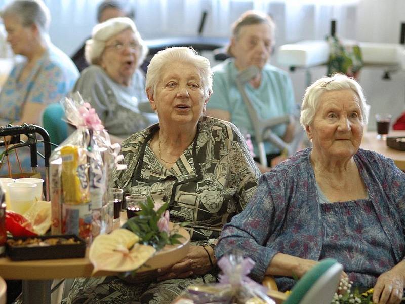 V Domově pro seniory v Lukově slavilo ve středu šestnáct penzistů, kteří se během uplynulého půlroku dožili významného jubilea. K poslechu i tanci jim zahrála Vítovecká jednička.