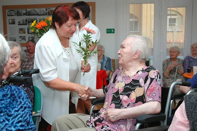 V Domově pro seniory v Lukově slavilo ve středu šestnáct penzistů, kteří se během uplynulého půlroku dožili významného jubilea. K poslechu i tanci jim zahrála Vítovecká jednička.