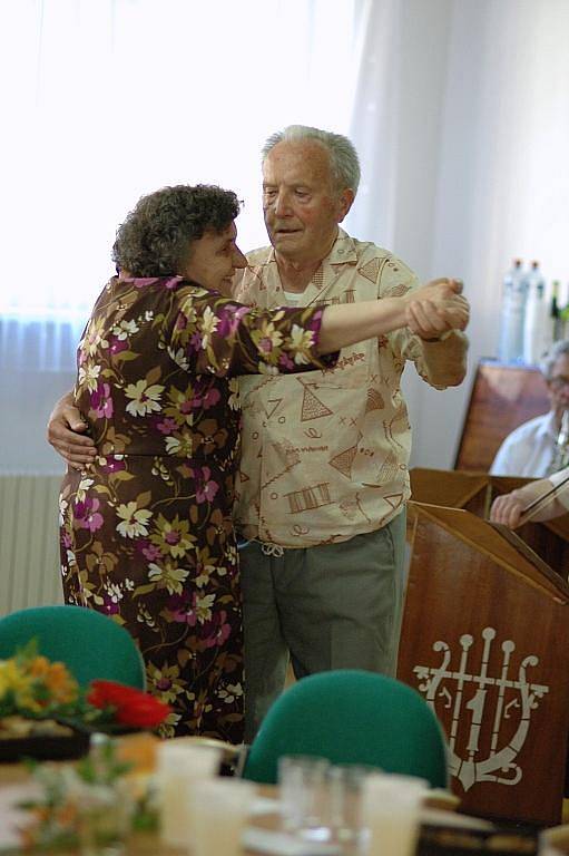 V Domově pro seniory v Lukově slavilo ve středu šestnáct penzistů, kteří se během uplynulého půlroku dožili významného jubilea. K poslechu i tanci jim zahrála Vítovecká jednička.