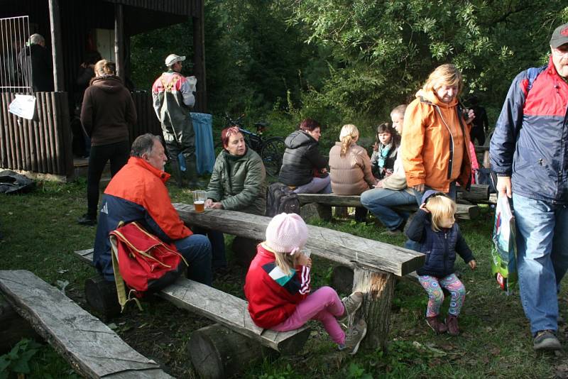 21. výlov Zboženského rybníka ve Zlíně lámal rekordy. Ve výlovu i prodeji ryb a také v návštěvnosti. Celkem vylovili rybáři 17 metráků ryb, 16 hned prodali.