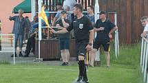 Fotbalisté Újezdu (ve žlutých dresech) zdolali Vysoké Pole 4:2 a před letní pauzou zůstali v čele Ligy4.