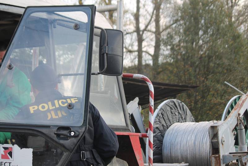 Policisté se dostali k epicentru výbuchu. Likvidace munice potrvá několik dní