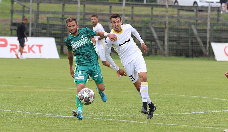 Fotbalisté Zlína (bílé dresy) v sobotním přípravném zápase zdolali domácí Karvinou 2:0.