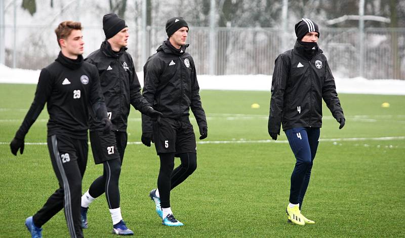 Fotbalisté Zlína v sobotu odpoledne poprvé trénovali na hřišti. Trenér Michal Bílek svěřence vůbec nešetřil.