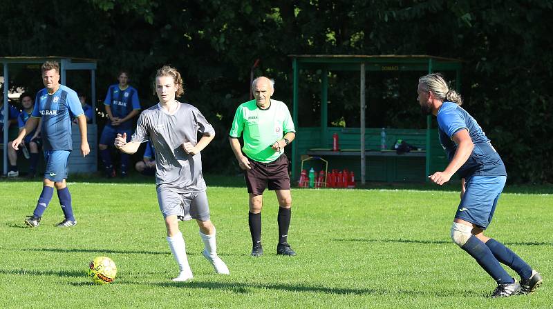 Fotbalisté Kudlova (šedé dresy) v nedělním derby podlehli Provodovu 1:2.
