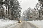 V pátek řidiče v kraji průběžně potrápil sníh i déšť.
