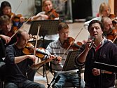 Zlínští filharmonici zahrají na nádvoří zámku díla světových mistrů klasické hudby. 