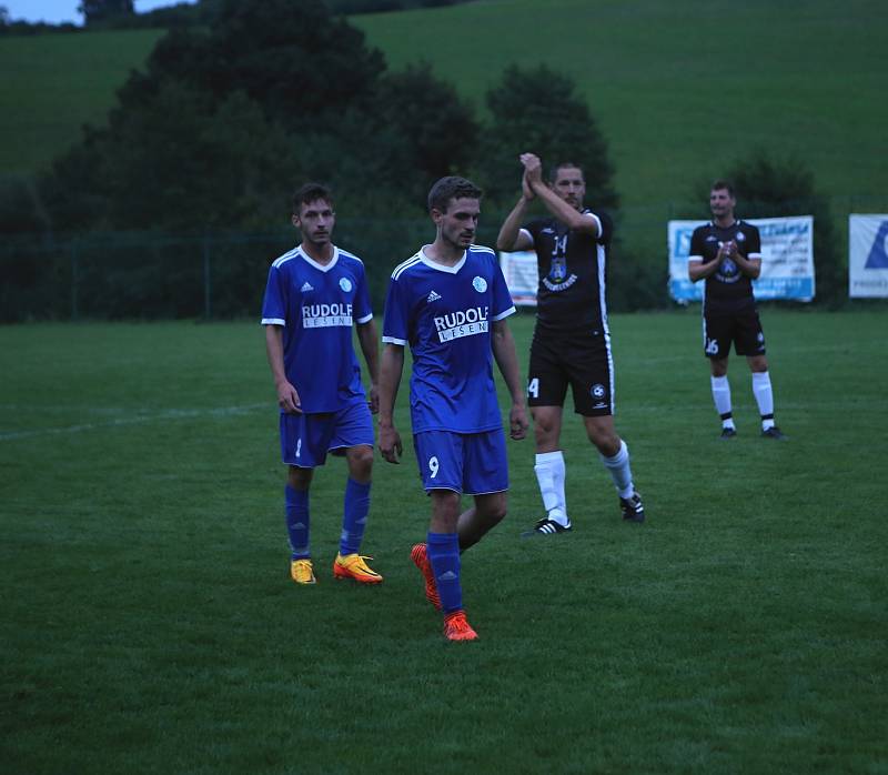 Fotbalisté Březnice (černé dresy) slaví historický postup do semifinále Poháru KFS.