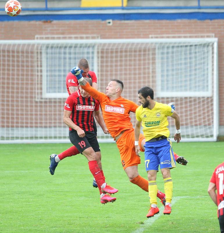 Fotbalisté Fastavu Zlín (ve žlutém) v úvodním kole Fortunba:ligy skupiny o záchranu hostili Slerzský FC Opava. Na snímku brankář Fendrych.