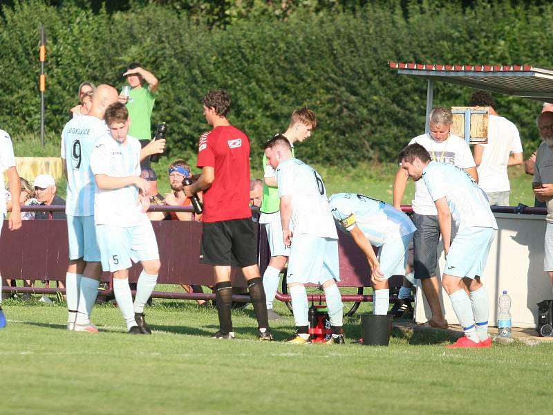 Bezbrankovou remízu přinesl sobotní fotbalový duelu I. B třídy skupiny B v Loukách, kde uhrály Ludkovice (bílo-modří) cenný bod.