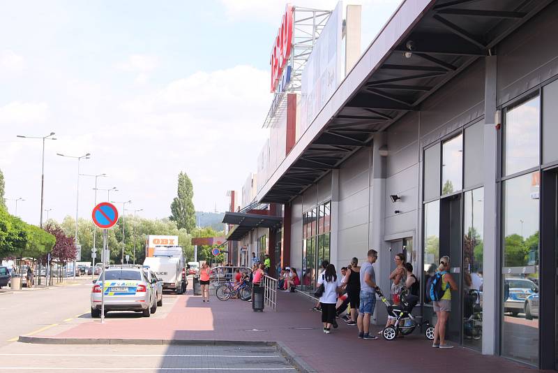 Evakuace všech zaměstnanců a zákazníků v malenovickém Centru ve Zlíně.
