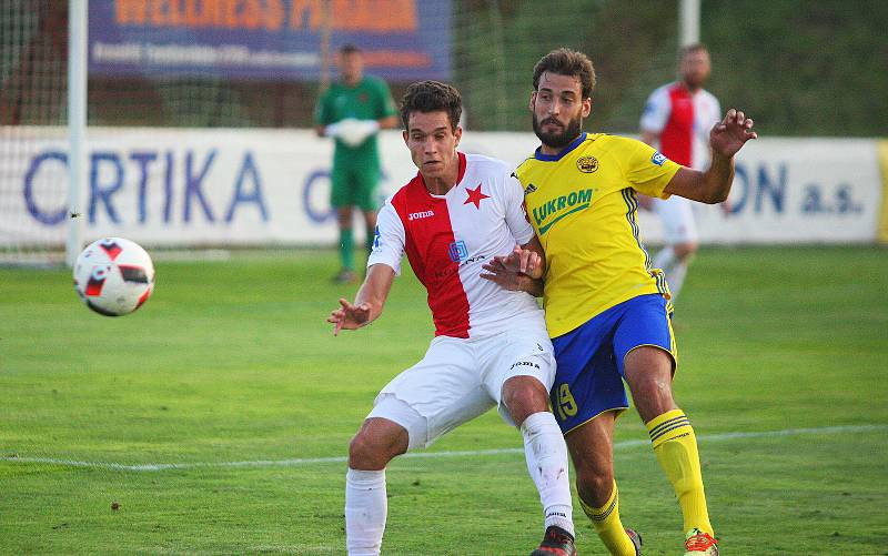 Fotbalisté třetiligové Kroměříže (v červenobílých dresech) vyzvali ve 2. kole celostátního poháru