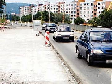 Most přes Kozlův žleb na Jižních Svazích ve Zlíně byl uveden do provozu v roce 1984. Od té doby se nedočkal opravy. Je složen ze tří polí. Celková délka přemostění je 61,4 metru, volná šířka mostu je 16,5 metru, šířka vozovky na mostě mezi obrubami činí 1