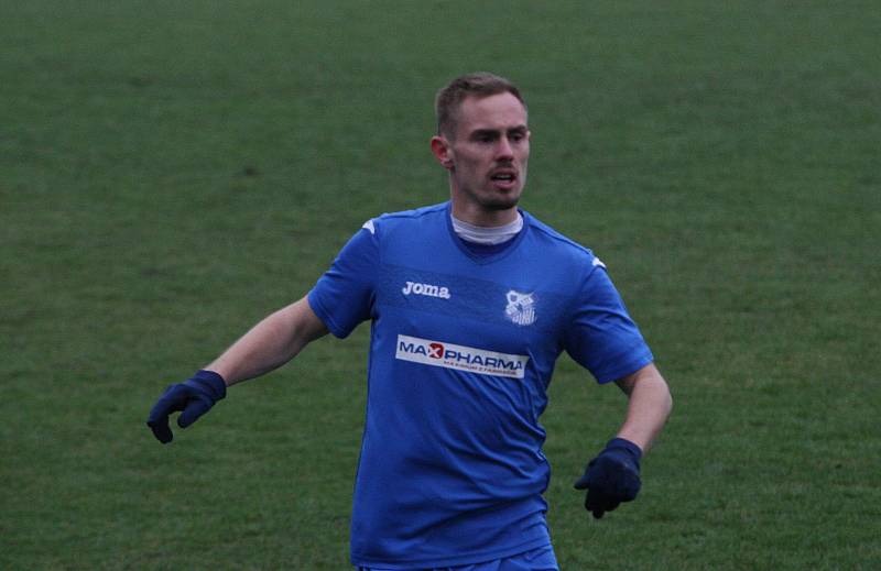 Fotbalisté Otrokovic (modré dresy) ve 22. kola MSFL i bez vyloučeného Kišky zdolali vedoucí Kroměříž 2:1.