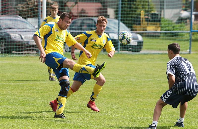 Fotbalisté Lužkovic (tmavé dresy) pod novým trenérem Poláškem nastříleli Pasekám osm branek a vyhráli 8:0