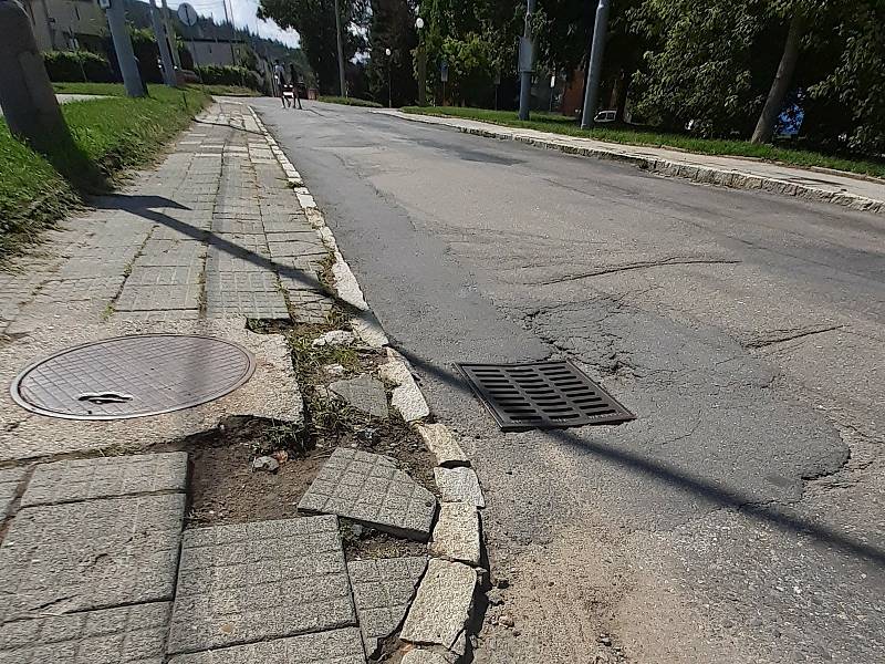 Zlín - Mostní ulice. Vyježděné „koleje“ a nerovnosti, praskliny a boule na povrchu. V obydlené části čtvrti Letná proběhla rekonstrukce.