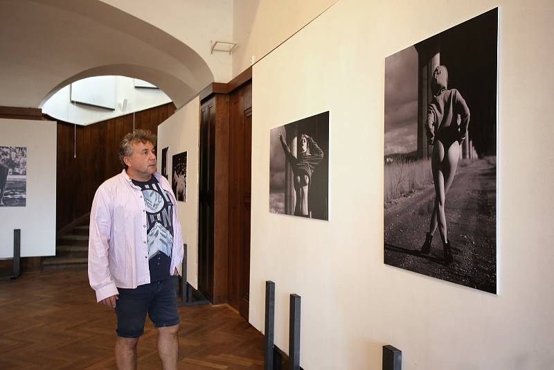 Výstava fotografií Hynek Čermák / #MENEITHER na zámku ve Zlíně.