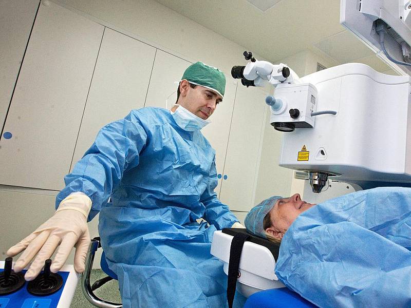 Primář zlínské oční kliniky Gemini Pavel Stodůlka představil v úterý 7. února nejnovější laserový přístroj určený pro operace šedého zákalu. První pacientkou v Evropě, která podstoupila zákrok na tomto přístroji byla Marie Horáková.