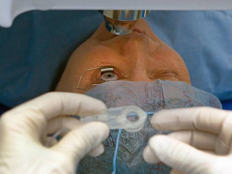 Primář zlínské oční kliniky Gemini Pavel Stodůlka představil v úterý 7. února nejnovější laserový přístroj určený pro operace šedého zákalu. První pacientkou v Evropě, která podstoupila zákrok na tomto přístroji byla Marie Horáková.