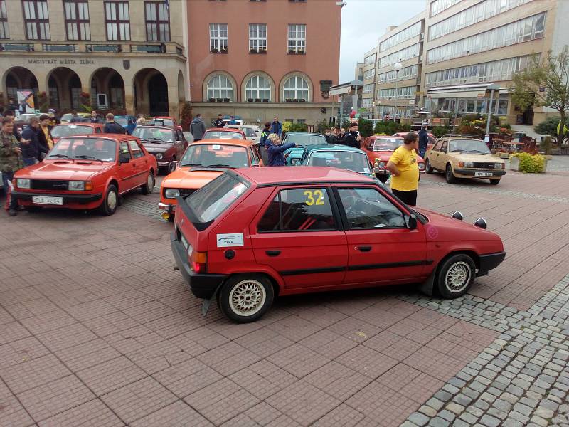 Sraz vozidel Škoda, vyrobených do roku 1994 na zlínském náměstí Míru.