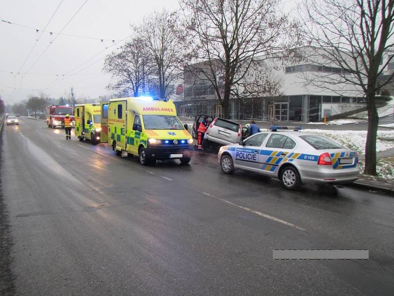 Dopravní nehoda osobního automobilu ve Zlíně. Jednu osobu bylo nutné vyprostit.