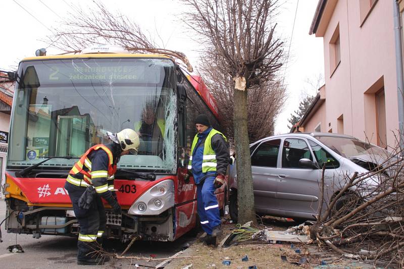 V Otrokovicích boural v pondělí ráno trolejbus.