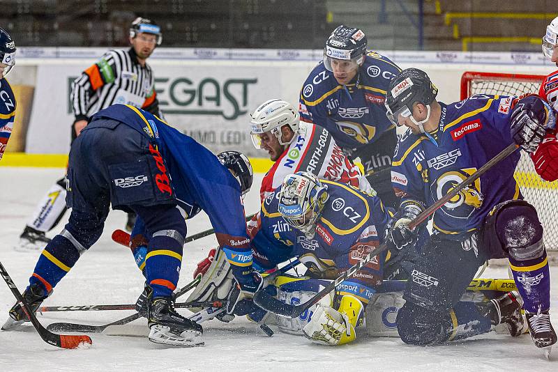 Extraligoví hokejisté PSG Berani Zlín (v modrém) v rámci 43. kola doma vyzvali Pardubice.