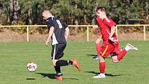 Fotbalisté Mladcové (červené dresy) v šlágru víkendu I.B. třídy skupiny B porazili Lužkovice 4:0.