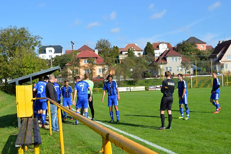 Fotbalisté Tečovic (ve žluto-černých dresech) doma našli recept na Admiru Hulín.