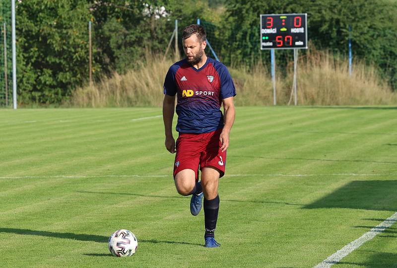 Fotbalisté Štípy (v tmavých dresech) porazili Hvozdnou jednoznačně 5:0.