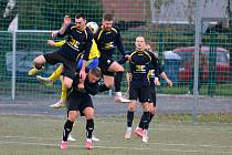Fotbalisté Baťova (žluto-modré dresy) doma prohráli s vedoucím Stráním 1:2.