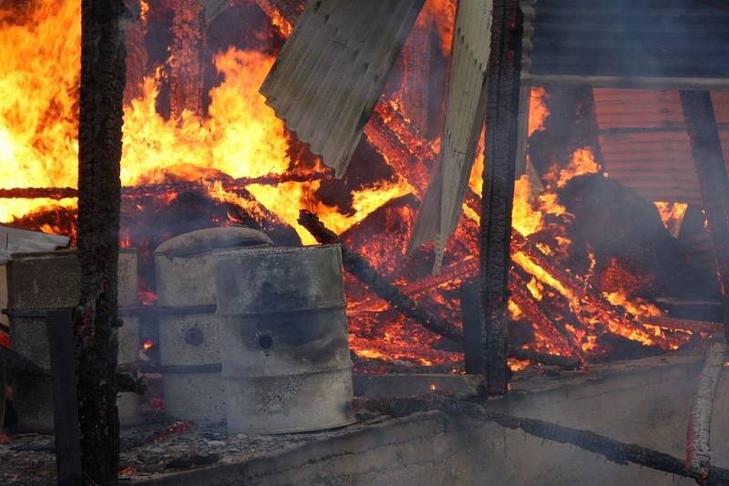 Hasiči likvidovali ve středu 2. května rozsáhlý požár skladovací haly v Horní Lhotě.