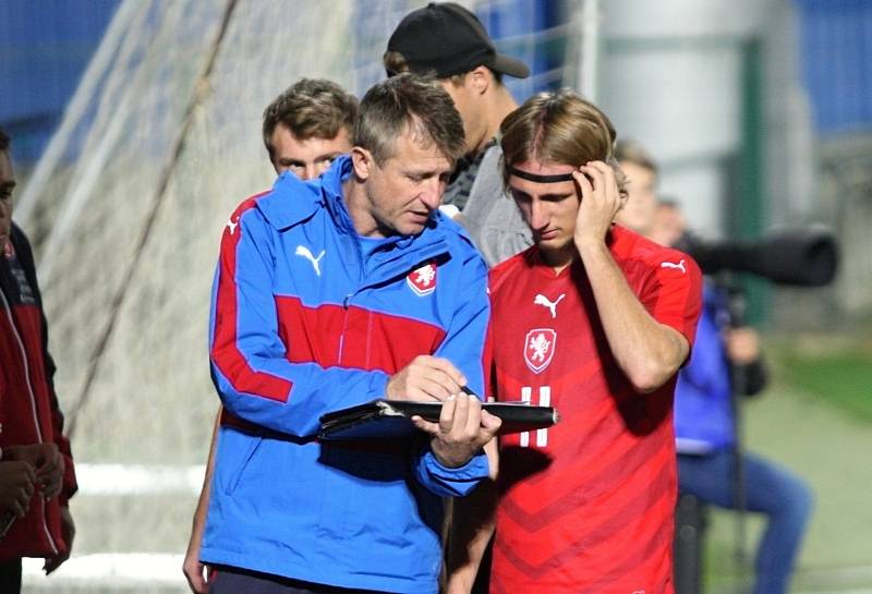 Česká fotbalová devatenáctka (červené dresy) remizovala v přípravném zápase s Portugalskem 0:0.