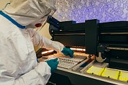 Nový plně automatizovaný přístroj pro vyhodnocování vzorků odebraných lidem s podezřením na onemocnění SARS-CoV-2