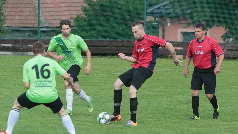 Fotbalisté Slopného (zelené dresy) si v Lize4 poradil s Drnovicemi, které díky hattricku Martina Váni zdolal 3:2. Foto: pro Deník/Jan Zahnaš