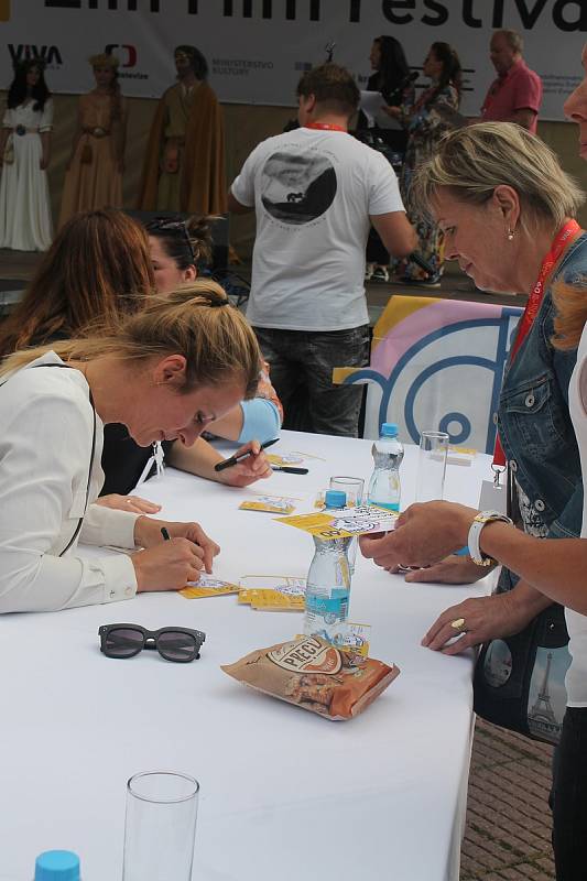 Zlín Film Festival 2020 - Autogramiáda herců a tvůrců premiérové pohádky Největší dar, společně s módní přehlídkou kostýmů z této pohádky.