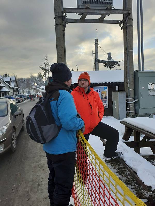 Skiareály ve Zlínském kraji praskaly o víkendu ve švech. Přesto si lidé zimní radovánky užili. Troják na Kroměřížsku.