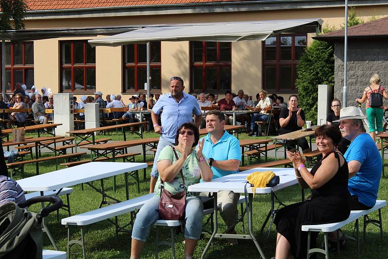 Moravské chodníčky se každoročně konají v Napajedlích. Jde o tradiční setkání folklórních souborů ze Slovácka, Valašska a Hané. Letos se sešli už po jednadvacáté.