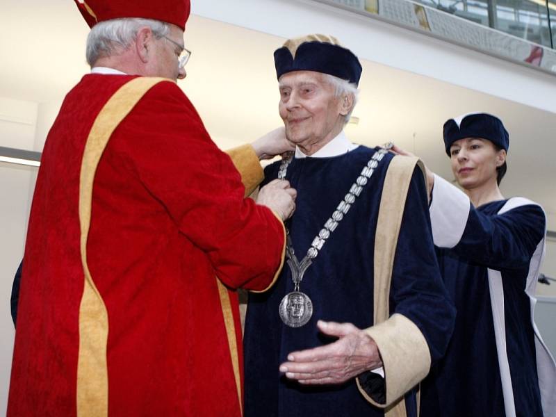 Cestovatel Miroslav Zikmund dnes dostal čestný doktorát Univerzity Tomáše Bati (UTB) ve Zlíně.